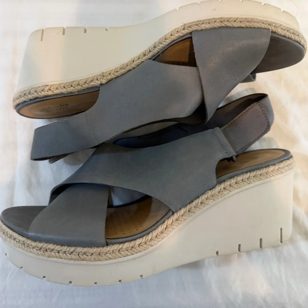 Clark’s Women’s Gray Leather Cross-Strap Wedge Sandals, Size US 9.5